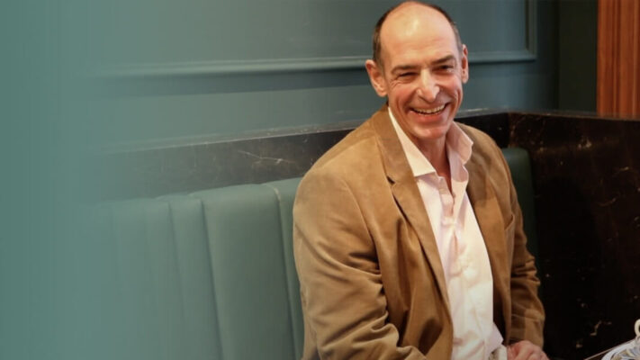 Protagonist auf mingrünem Sessel