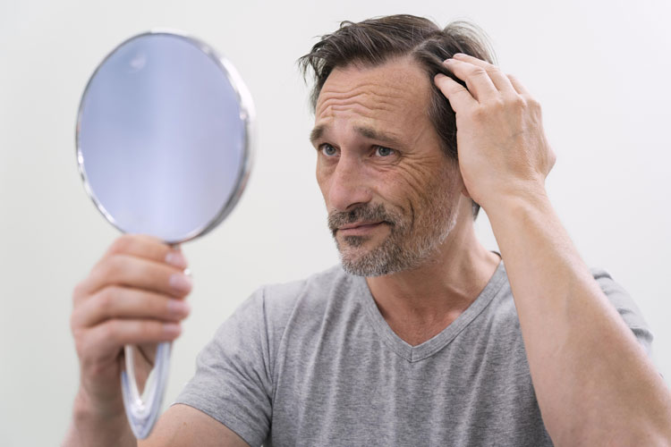 Haarspalterei: Die Wissenschaft hinter vollem und schütterem Haar