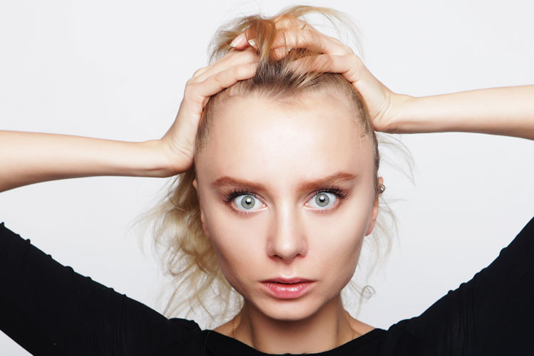 Geheimratsecken bei der Frau