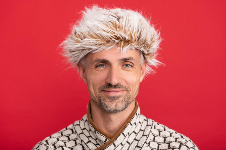 Mann mit offensichtlicher Perrücke